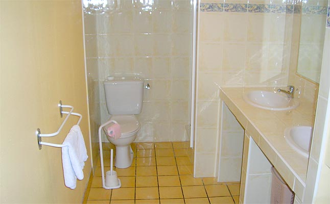 Fermer - Gte Drome - La Farella, Le gte dispose galement d'une salle d'eau avec douche, lavabo 2 vasques, wc