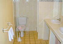 La Farella le g&icirc;te - Le g&icirc;te dispose &eacute;galement d'une salle d'eau avec douche, lavabo 2 vasques, wc