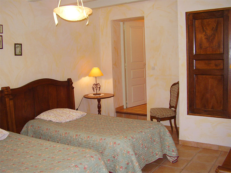 Cliquer pour fermer la fentre -  Chambre 3 lits Gite Provence